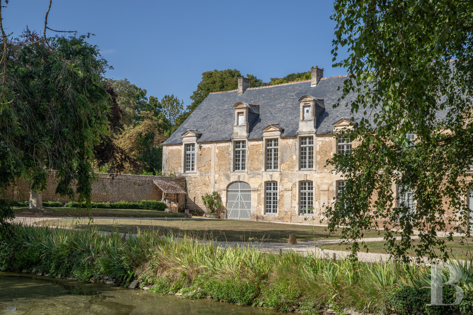 A château and its outbuildings in walled grounds to the north-east of Falaise, in Calvados - photo  n°4